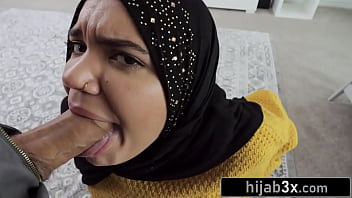 Adik Tiri Berhijab Yang Panas Menggoda Memuaskan Nafsunya Pada Kakak Tirinya Yang Bergairah Demi Uang (naudi Nala)