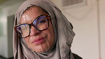 Wanita Berhijab Cosplay – Digituju Wajahnya Oleh Milf Amerika